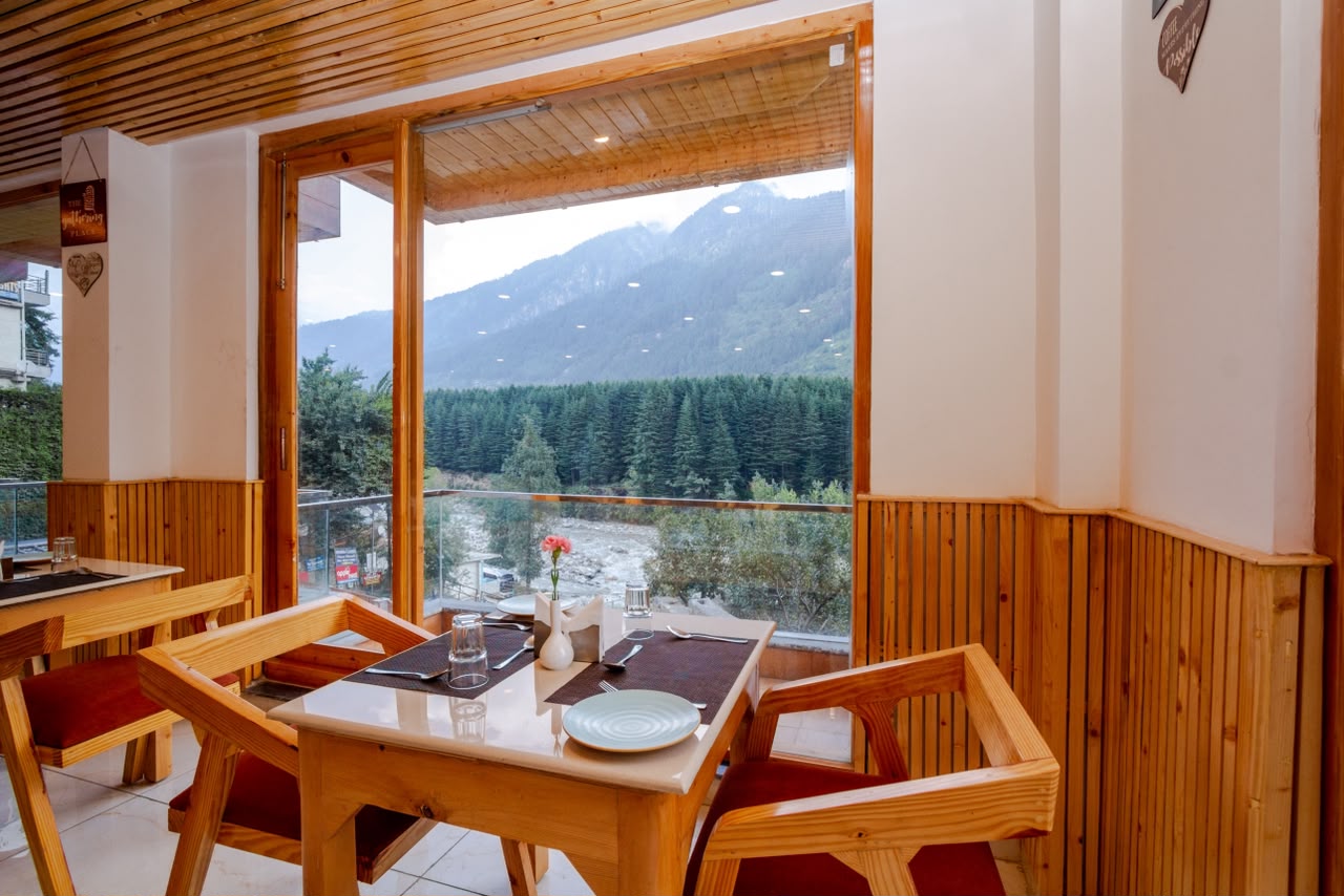 Hotel River Pine dining, Manali